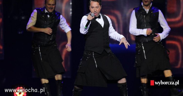 Disco polo w urzędzie. Wokalista i tancerz z
