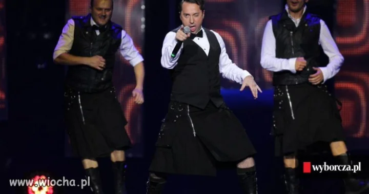 Disco polo w urzędzie. Wokalista i tancerz z