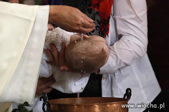 Coraz mniej wiernych i coraz mniej osób chrzci dzieci.