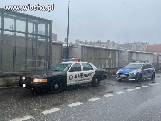 Radiowóz szeryfa zatrzymany przez policjantów.