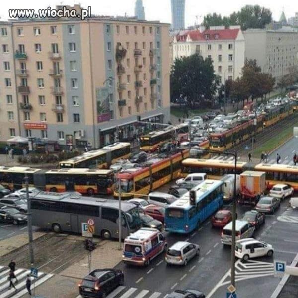 Test teoretyczny na prawo jazdy: Na obrazku wskaż pojazd, który pierwszy powinien opuścić skrzyżowanie?