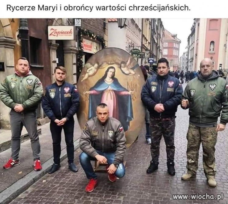 Na dekiel uderza