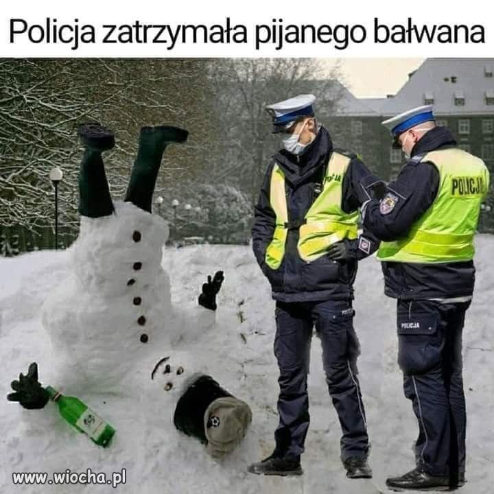 Dzielna polycja czeka na przyjazd antyterrorystów