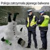 Dzielna polycja czeka na przyjazd antyterrorystów