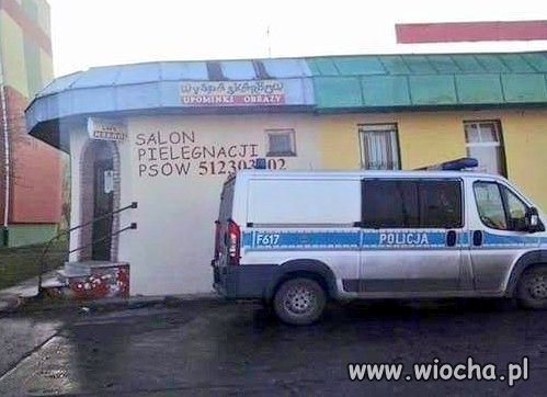Fryzjer przed pracą i mały manikiur.