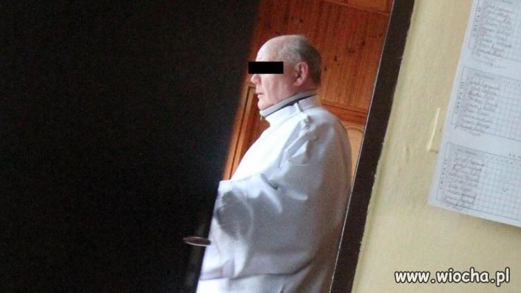 Najpierw bez żadnego wstydu zaczął oddawać mocz na ulicę, 