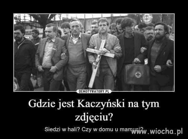Obstawiam że szedł przed nimi i sypał kwiatki