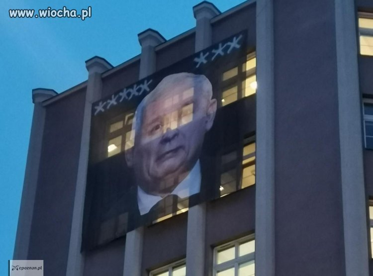 Naczelnik PIS-landi na budynku ZUS w Poznaniu