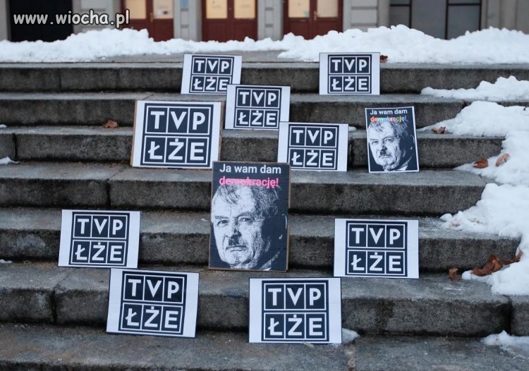 Plenerowa reklama Qrwizji 