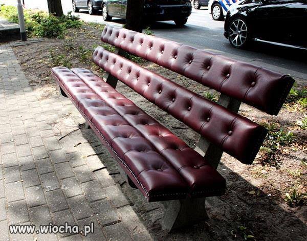 Ławeczka dla VIP-ów.