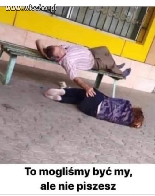 Trzyma rękę