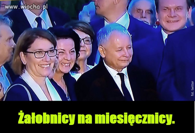 Żałobnicy na miesięcznicy.
