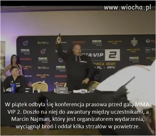 Najman wyciągnął broń na konferencji prasowej.