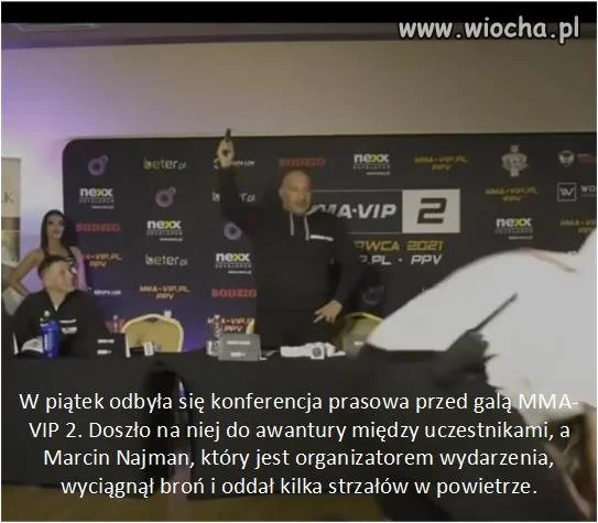 Najman wyciągnął broń na konferencji prasowej.