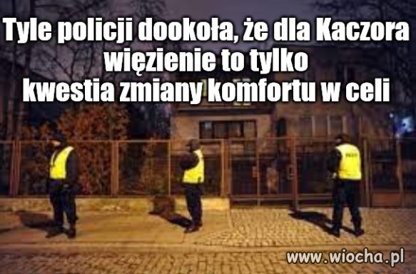  Już widzi strażnika przez judasza w drzwiach
