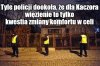  Już widzi strażnika przez judasza w drzwiach