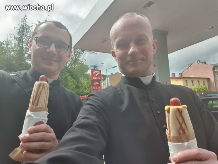 Ksiądz Janusz... z przyjacielem.