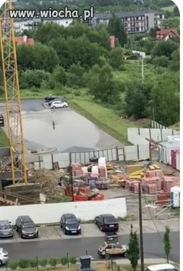 Nowy parking pod blokiem pełen wody 