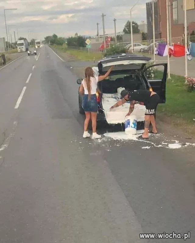 W tej sytuacji kierujący pojazdem powinien...?