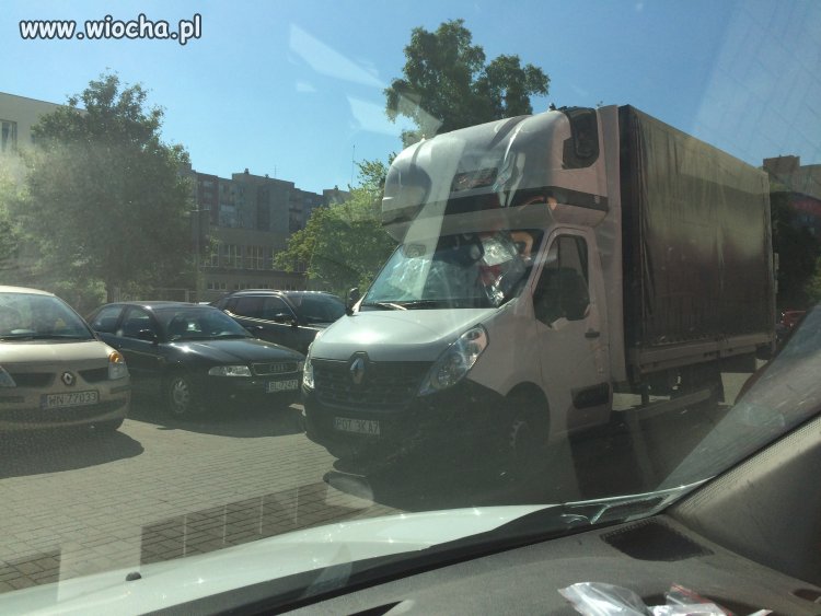 Postawił kibel na drodze wyjazdowej 