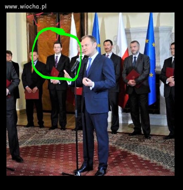 Jak to trzeba uważać, komu się wręcza czerwoną teczkę...