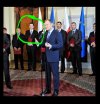 Jak to trzeba uważać, komu się wręcza czerwoną teczkę...