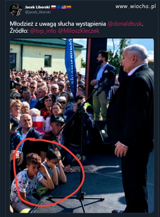 Młodzież z uwagą słucha wystąpienia