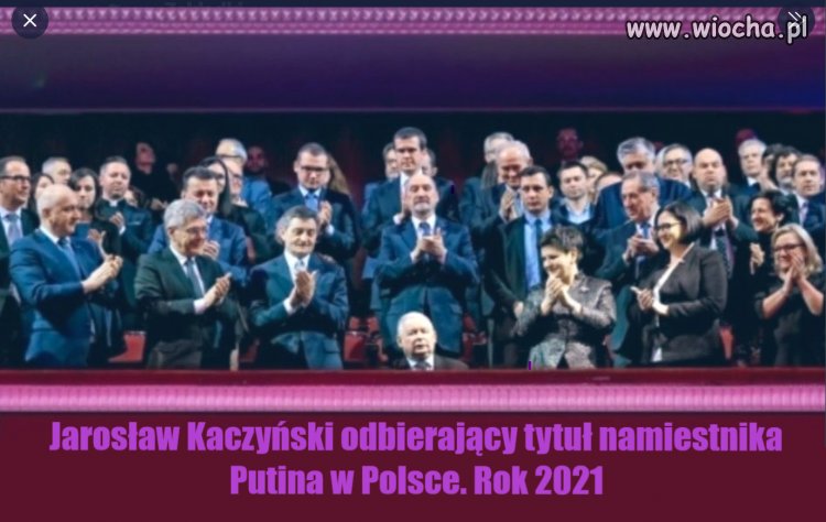 Jarosław Kaczyński odbierający tytuł...