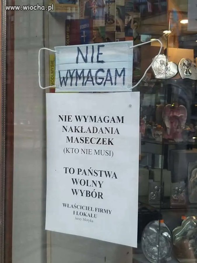 Do sklepu z dewocjonaliami walą tłumy...