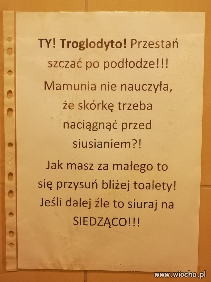 W pewnej męskiej toalecie. 