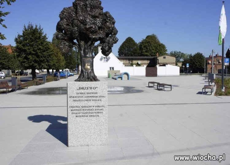 Wyciąć, zabetonować, postawić drzewo metalowe