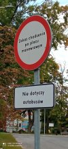 Zakaz chodzenia .oprócz autobusów
