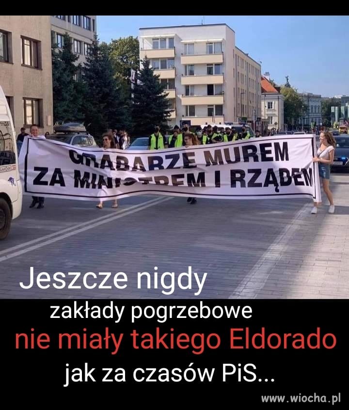 Klienci ustawiają się w kolejkach. 