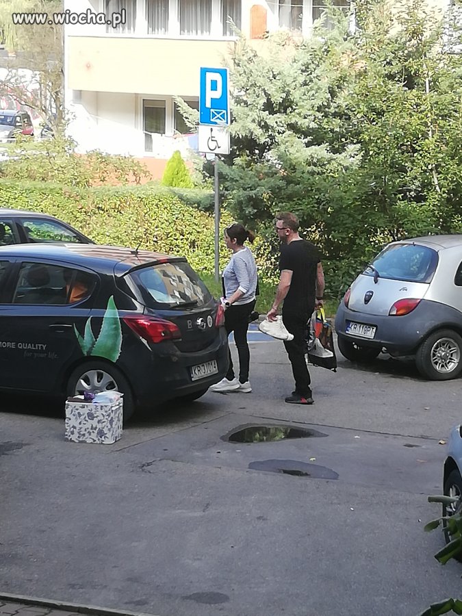 Jakim b..m trzeba być żeby zablokować cały parking