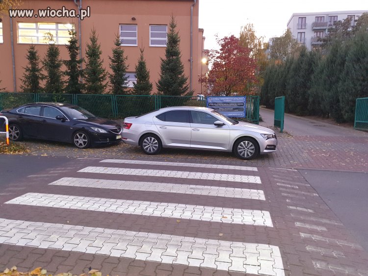 Parkowanie na przejściu przy podstawówce