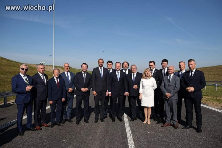 16 osób otworzyło 13 kilometrowy odcinek drogi.