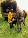 Nie ma butów na nogach i nie jest w stanie stać. Dokąd zawiozą go zamaskowani ludzie w mundurach? Pozostaje nadzieja, że nie do lasu. 