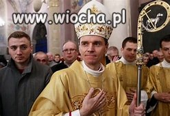 Biskup pojechał do Londynu „szlifować język”.