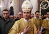 Biskup pojechał do Londynu „szlifować język”.