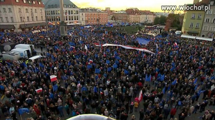 Tłum na Placu Zamkowym skanduje m.in.: Zostajemy, 