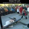 Pochwali się koleżankom 