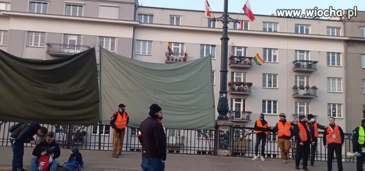 Straż marszu próbowała zasłonić balkony z tęczowymi flagami   