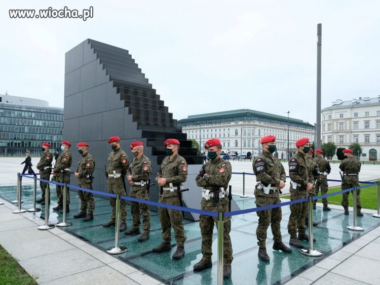 Murem (schodki murowane) za polskim mundurem