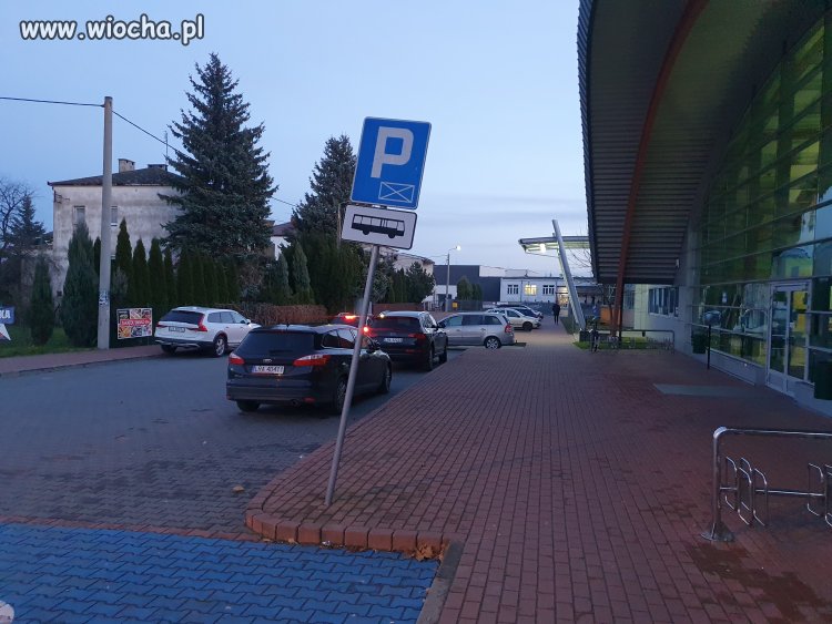 Parkowanie pod basenem