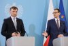 Morawiecki pokazuje jaki będzie VAT na żywność.