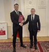 Gliński z umejzaną dłonią. Układ kolesi.   
