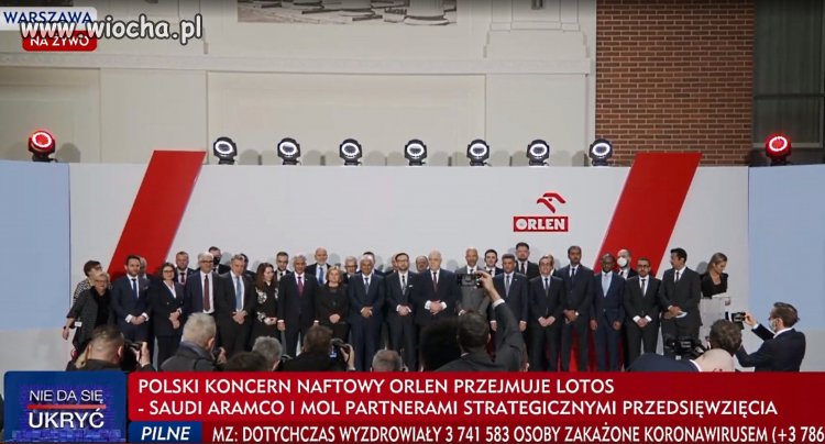 Plują nam w twarz i każą udawać że to deszcz.