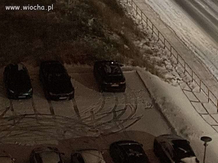 Brak miejsc parkingowych Super zaparkowane mamy zimę każdy szuka miejsca a tutaj zamiast przytulić się do krawężnika ktoś staje na dwóch miejscach