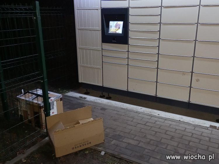 Kultura odbierania paczek z paczkomatu