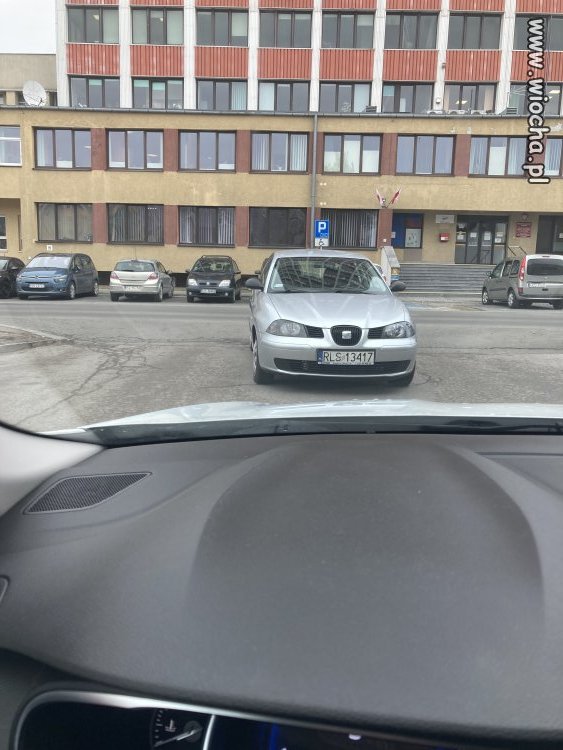 Zaparkowane na środku wjazdu 